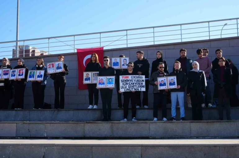 Üniversite öğrencileri şehitleri dualarla andı 