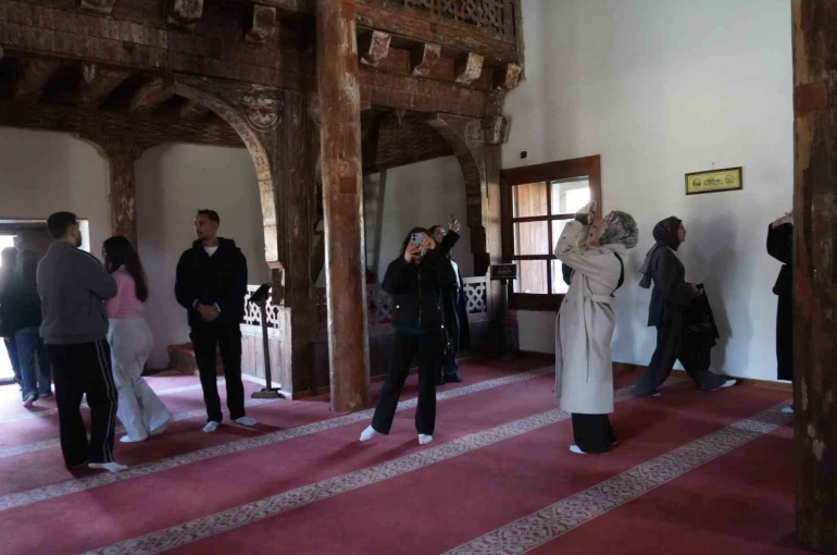 Üniversite öğrencileri, UNESCO Dünya Miras Listesi’nde Çivisiz Cami’ye hayran kaldı 