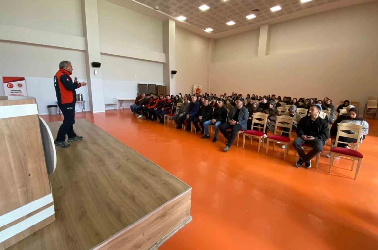 Üniversite öğrencilerine uygulamalı "afet" eğitimi 