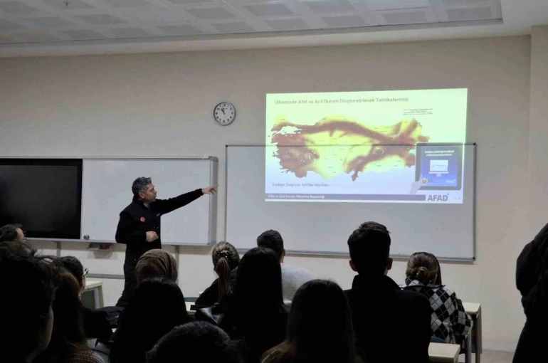 Üniversite öğrencilerine ve akademik personele afet eğitimi 