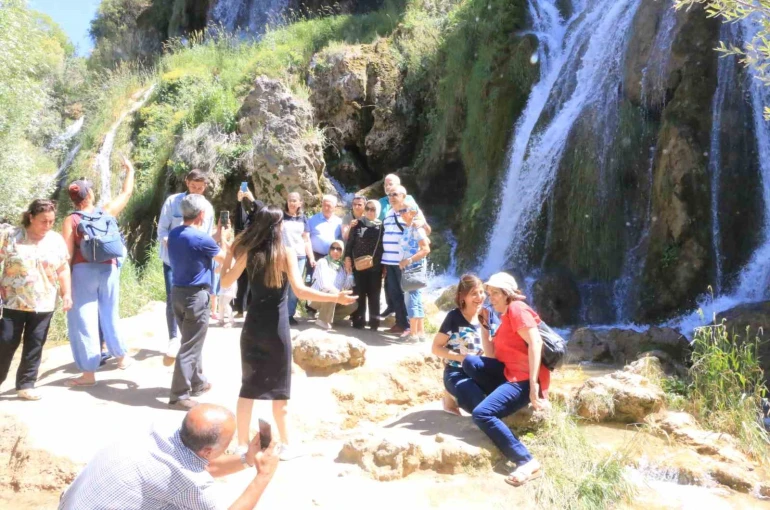 Üniversite öğrencilerinin gelmesiyle Girlevik Şelalesinde yoğunluk oluştu