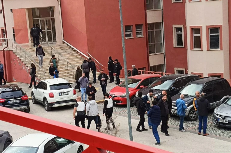 Üniversitede silahlı rehine krizi!