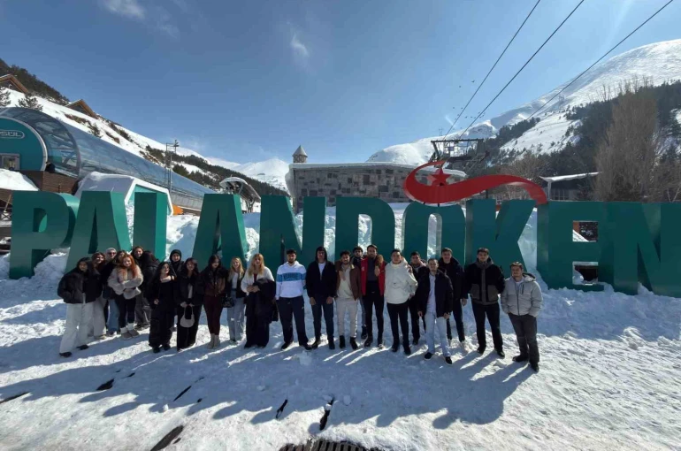 Üniversiteli gençler Erzurum’u gezdi 