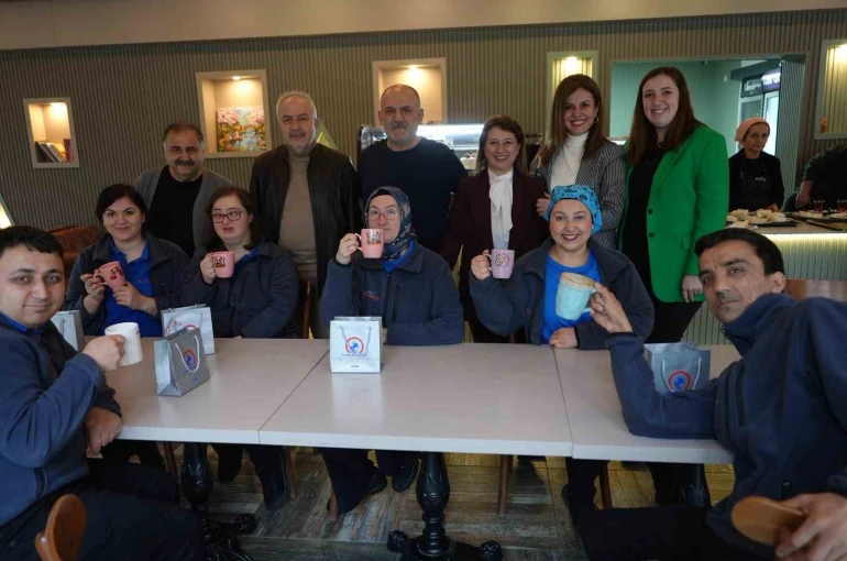 Ünlü oyuncu Çelebi down sedromlu bireylerin çalıştığı kafede 