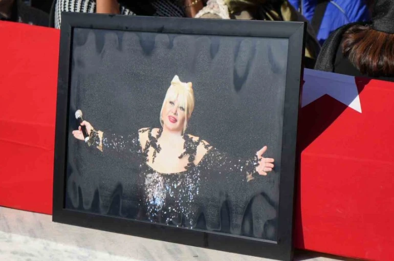 Ünlü sanatçı Muazzez Abacı son yolculuğuna uğurlandı