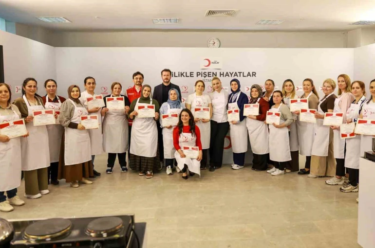 Ünlü şef Danilo Zanna depremzede kadınlarla aynı mutfakta buluştu 