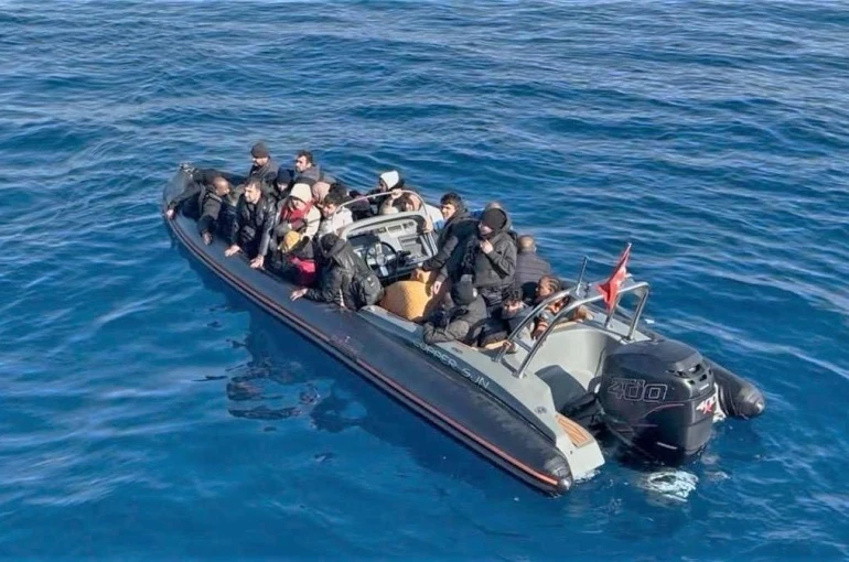 Urla açıklarında 28 düzensiz göçmen yakalandı