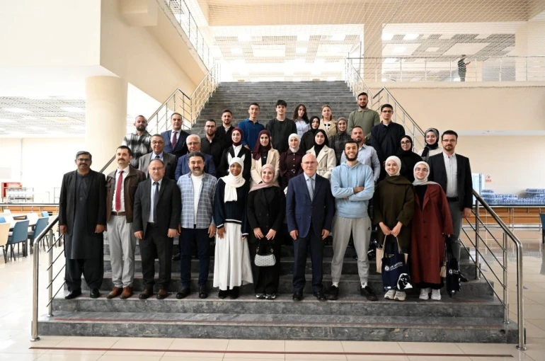 Uşak Üniversitesi Rektörü Savaş, Filistinli öğrencilerle buluştu 