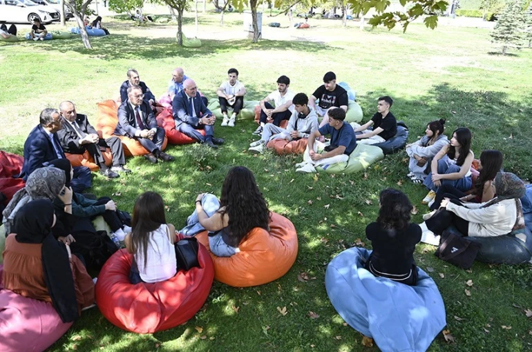 Uşak Üniversitesi yeni kayıt yaptıran öğrencilere kampüsü tanıttı 