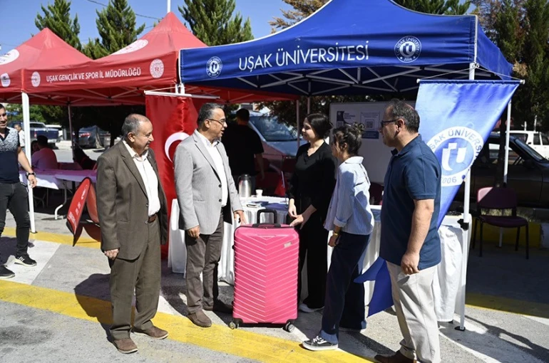 Uşak Üniversitesi yeni kayıt yaptıran öğrencilerini otogarda karşıladı 