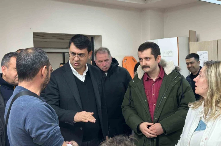 Uşak Valisi Kartal, zincirleme trafik kazasında yaralananları hastanede ziyaret etti 