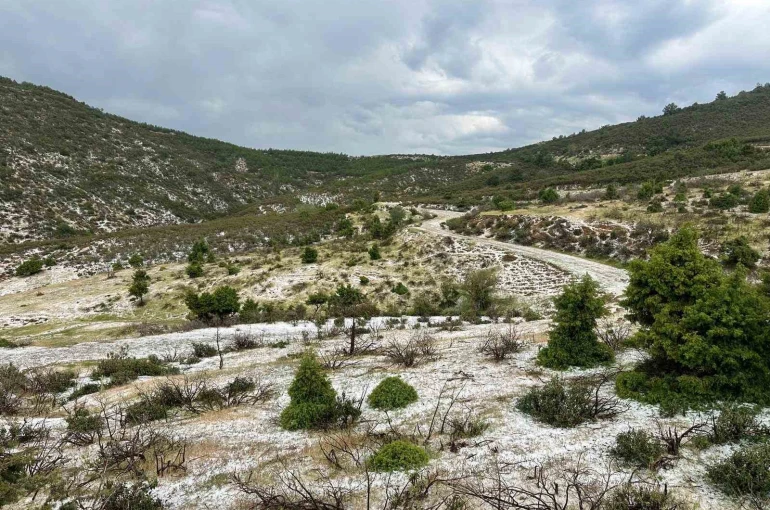 Uşak’ın yüksek kesimlerinde dolu yağışı etkili oldu