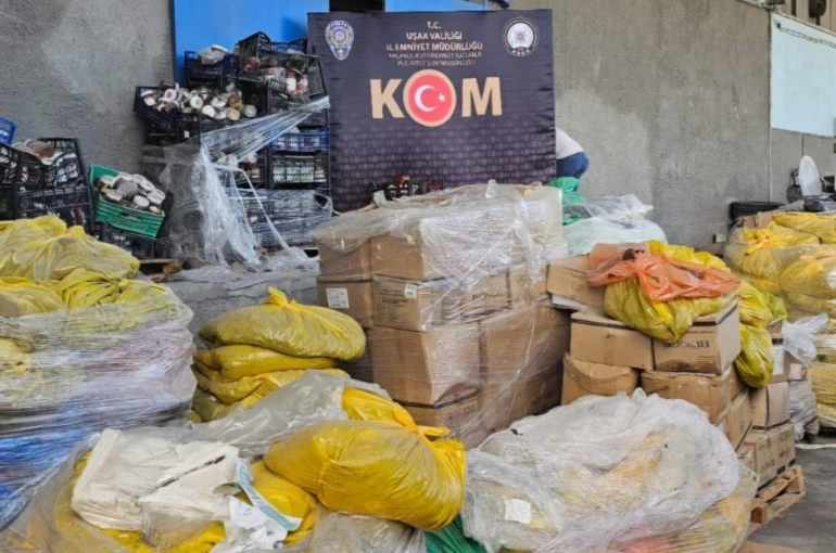 Uşak’ta 30 ton bozuk ve tarihi geçmiş gıda ele geçirildi 