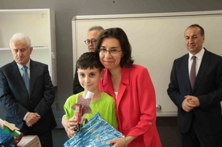 Uşak’ta 64 bin 344 öğrenci karne sevinci yaşadı 