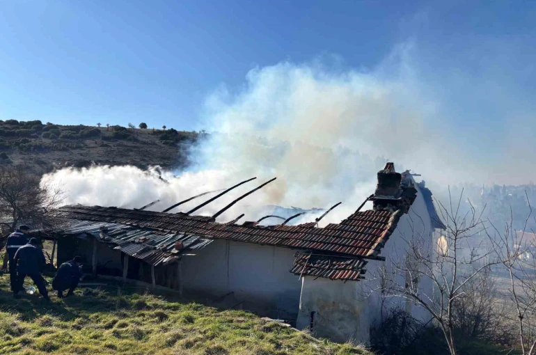 Uşak’ta ev yangını: 1 ölü, 1 yaralı 