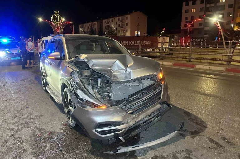 Uşak’ta iki otomobil çarpıştı: 2’si çocuk, 6 yaralı