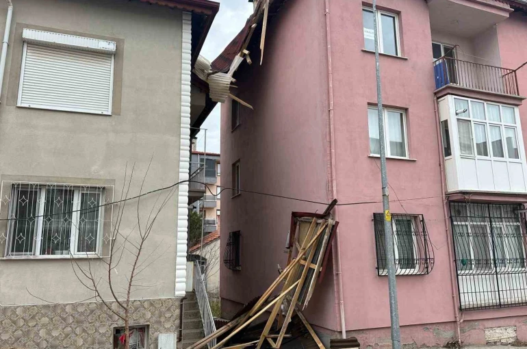 Uşak’ta kuvvetli fırtına hayatı olumsuz etkiledi 