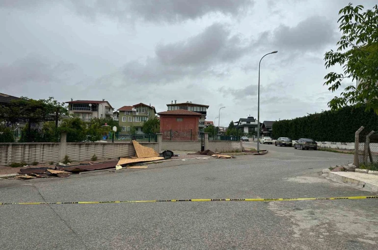 Uşak’ta kuvvetli fırtına hayatı olumsuz etkiledi 