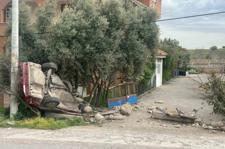 Uşak’ta otomobil evin bahçe duvarına çarptı: 1 ölü, 1 yaralı 