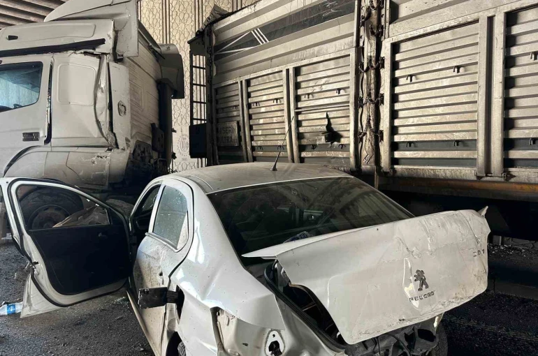 Uşak’ta otomobil ile tır çarpıştı: 1 yaralı