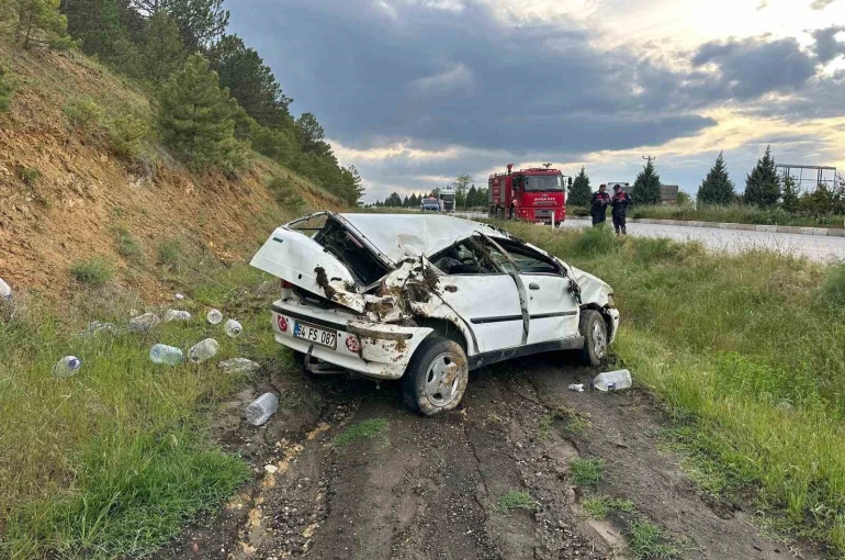 Uşak’ta otomobil şarampole devrildi: 3 yaralı