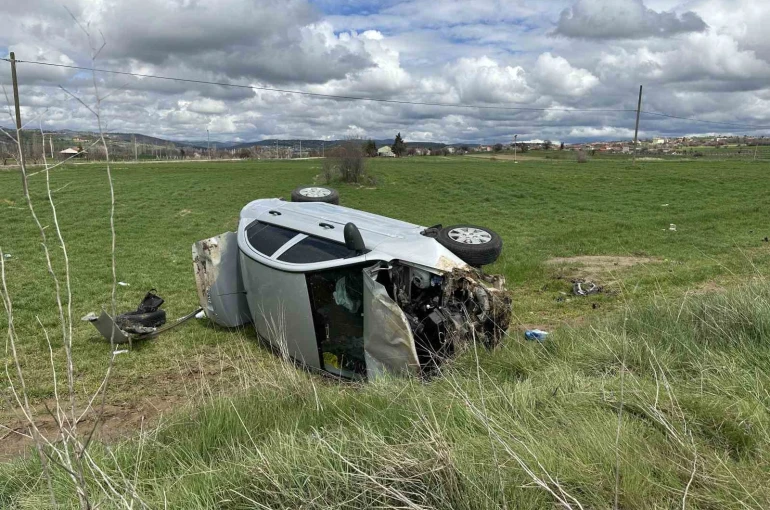 Uşak’ta otomobil tarlaya devrildi: 4 kişi yaralandı 