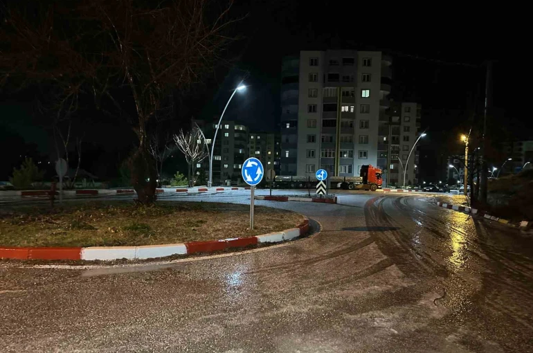 Uşak’ta sağanak yağış sonrası dolu etkili oldu 