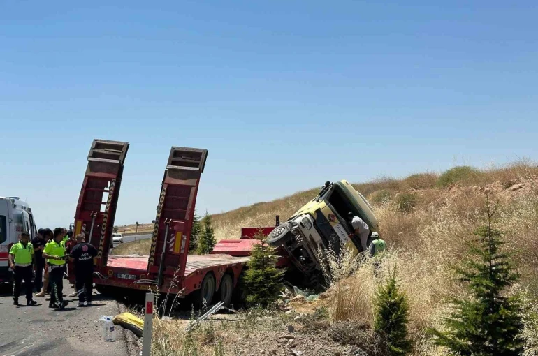 Uşak’ta tır şarampole devrildi: 1’i ağır 3 yaralı 