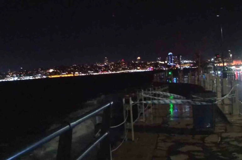 Üsküdar Sahili’nde dev dalgalar oluştu 