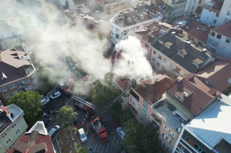 Üsküdar’da çatı yangını yan binaya sıçradı