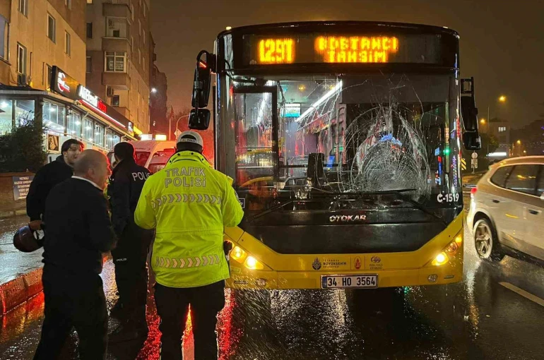 Üsküdar’da kırmızı ışıkta geçen yayaya İETT otobüsü çarptı