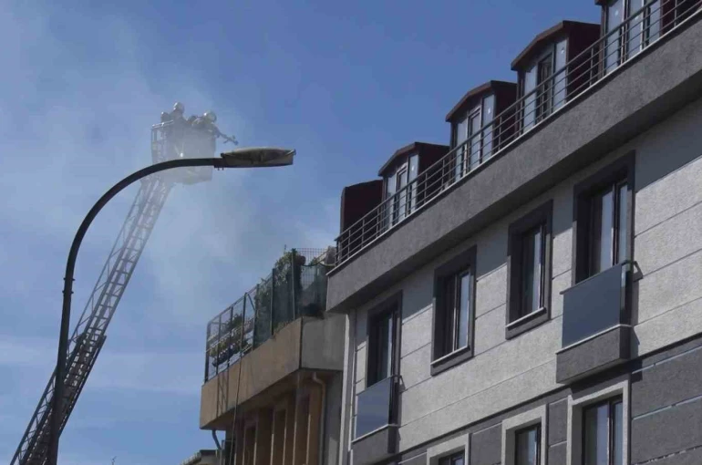 Üsküdar’da korkutan çatı yangını 