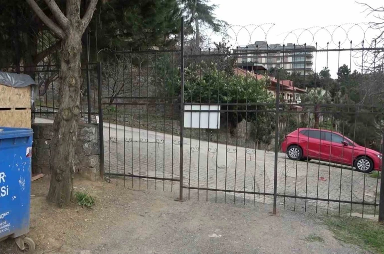Üsküdar’da mahalle sakinleri yol mağduriyetine çözüm bekliyor
