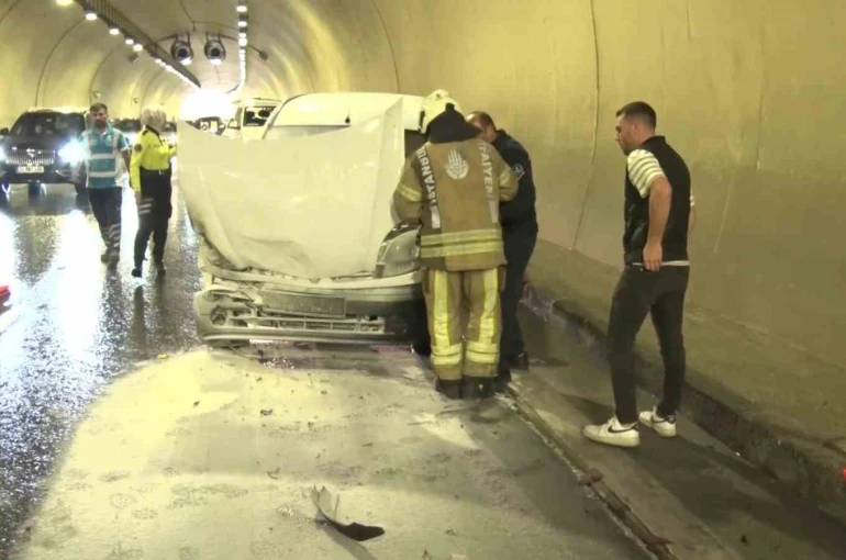 Üsküdar’da tünel içinde zincirleme kaza: 1 araç yandı 