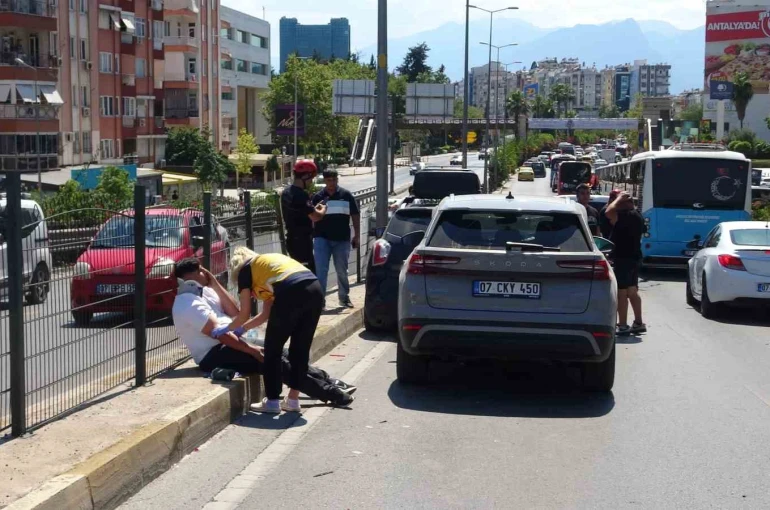 Üst geçitte 4 araç birbirine girdi: 1 yaralı 