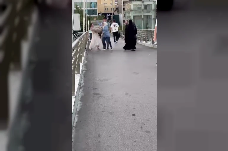 Üst geçitte hemcinsini darp etti: O anlar kamerada 