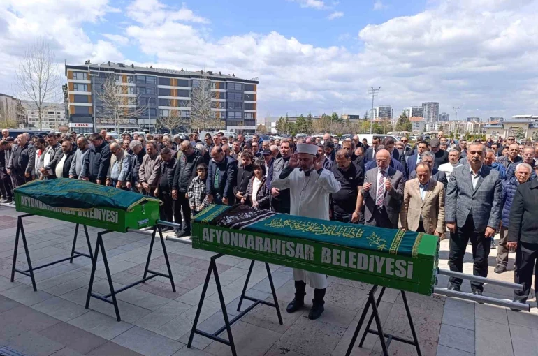 Üst kat komşularının katlettiği çift toprağa verildi 