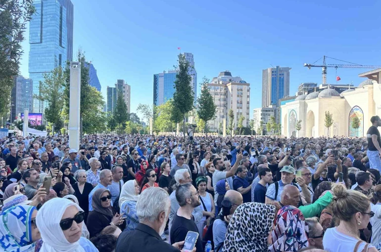 Usta oyuncu Kadir İnanır son yolculuğuna uğurlandı 