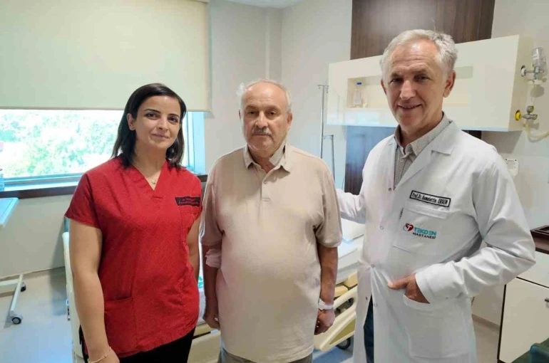 Uyanık halde ameliyata alınan hasta şah damarındaki yüzde 90’lık darlıktan kurtuldu 