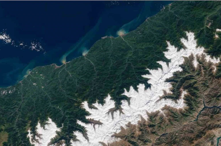 Uydu görüntülerinde Kaçkarlar’daki kar ve Karadeniz’e selle taşınan toprak kütleleri dikkat çekti 