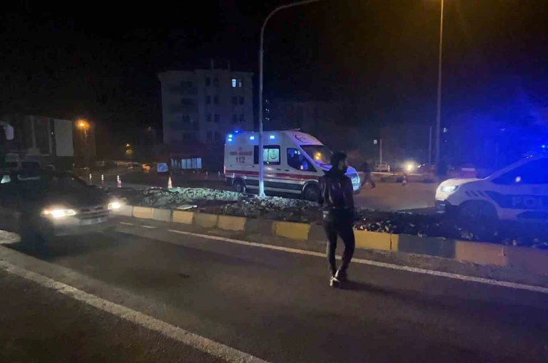 Uygulama yapan polise, araç çarptı 