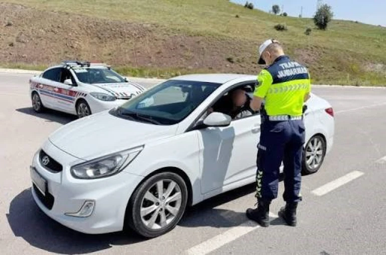 Uyuşturucu madde alarak trafiğe çıktı hem 47 bin lira ceza yedi hem ehliyetinden oldu