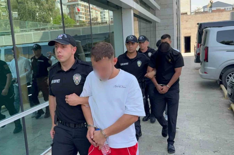 Uyuşturucu operasyonunda gözaltına alınan 4 şüpheli adliyeye sevk edildi