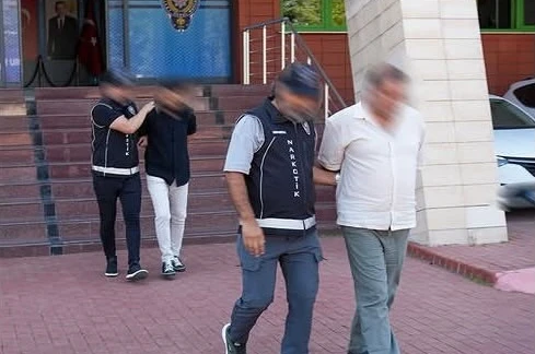 Uyuşturucu suçlarından aranan 2 hükümlü yakalandı