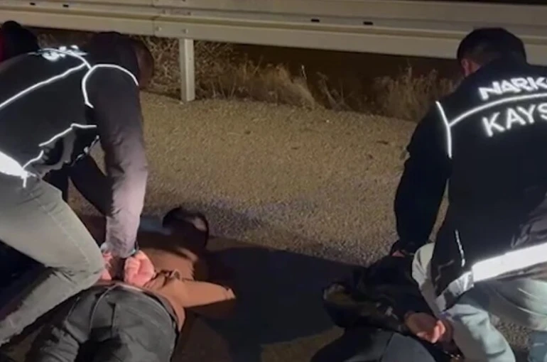 Uyuşturucu tacirlerinin aracından 1 kilo uyuşturucu çıktı 