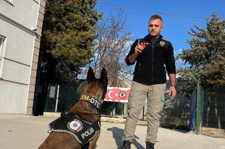 Uyuşturucu tacirlerinin ‘Bulamazlar' dedikleri zulaları burunları ile patlatıyorlar