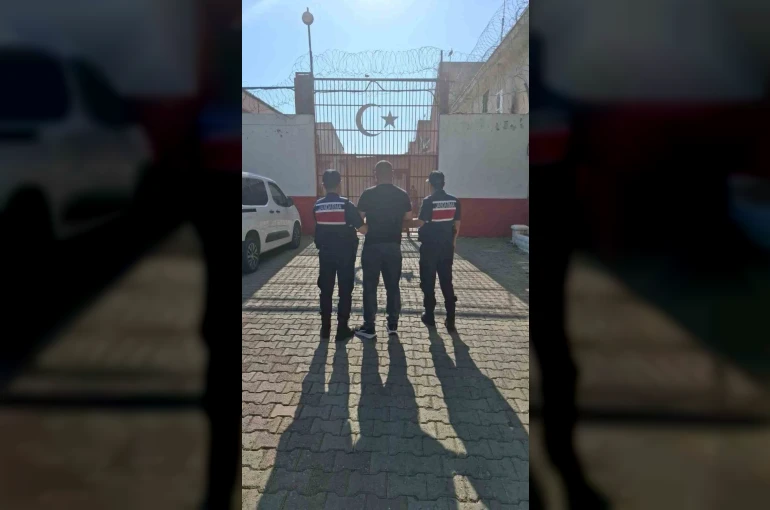 Uyuşturucu ve hırsızlık suçlarından aranan 2 hükümlü yakalandı