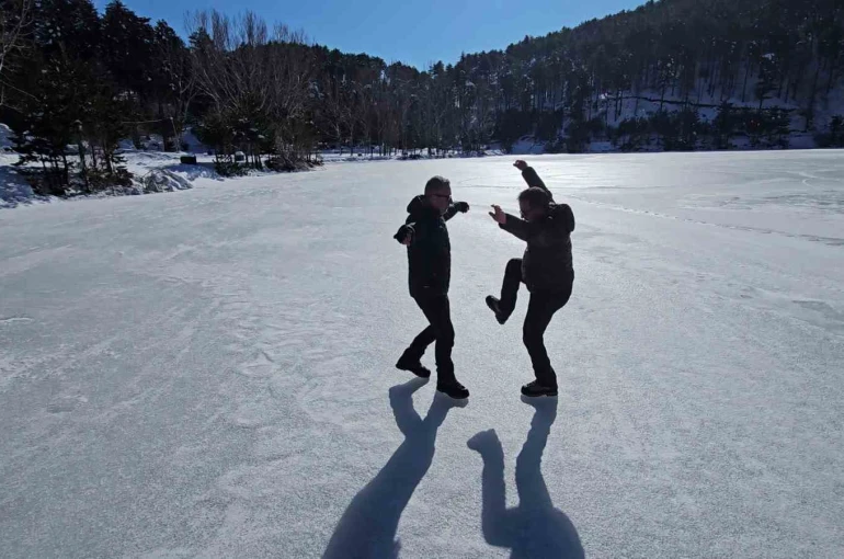 Üzerinde çökertme oynadığı, buzu kesip suya girdi