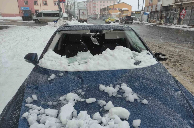 Üzerine çatıdan kar kütlesi düşen otomobil kullanılamaz hale geldi 