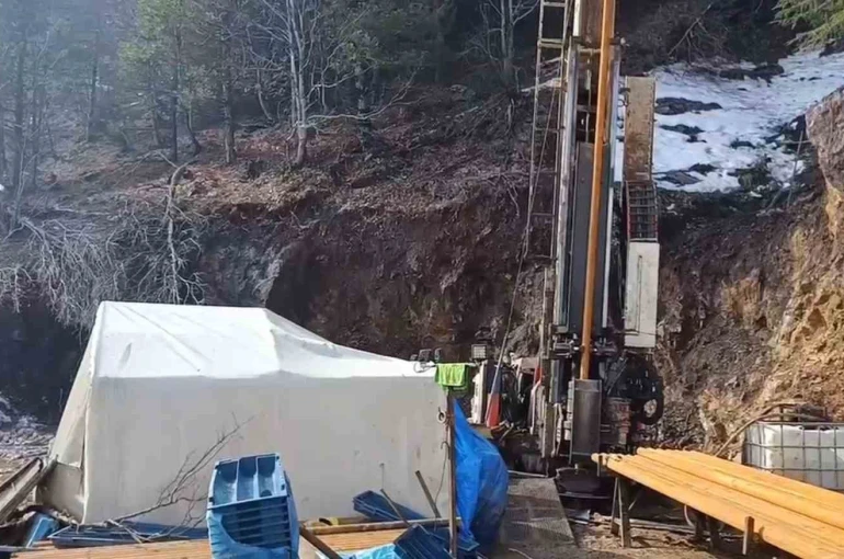 Üzerine kaya düşen işçi öldü